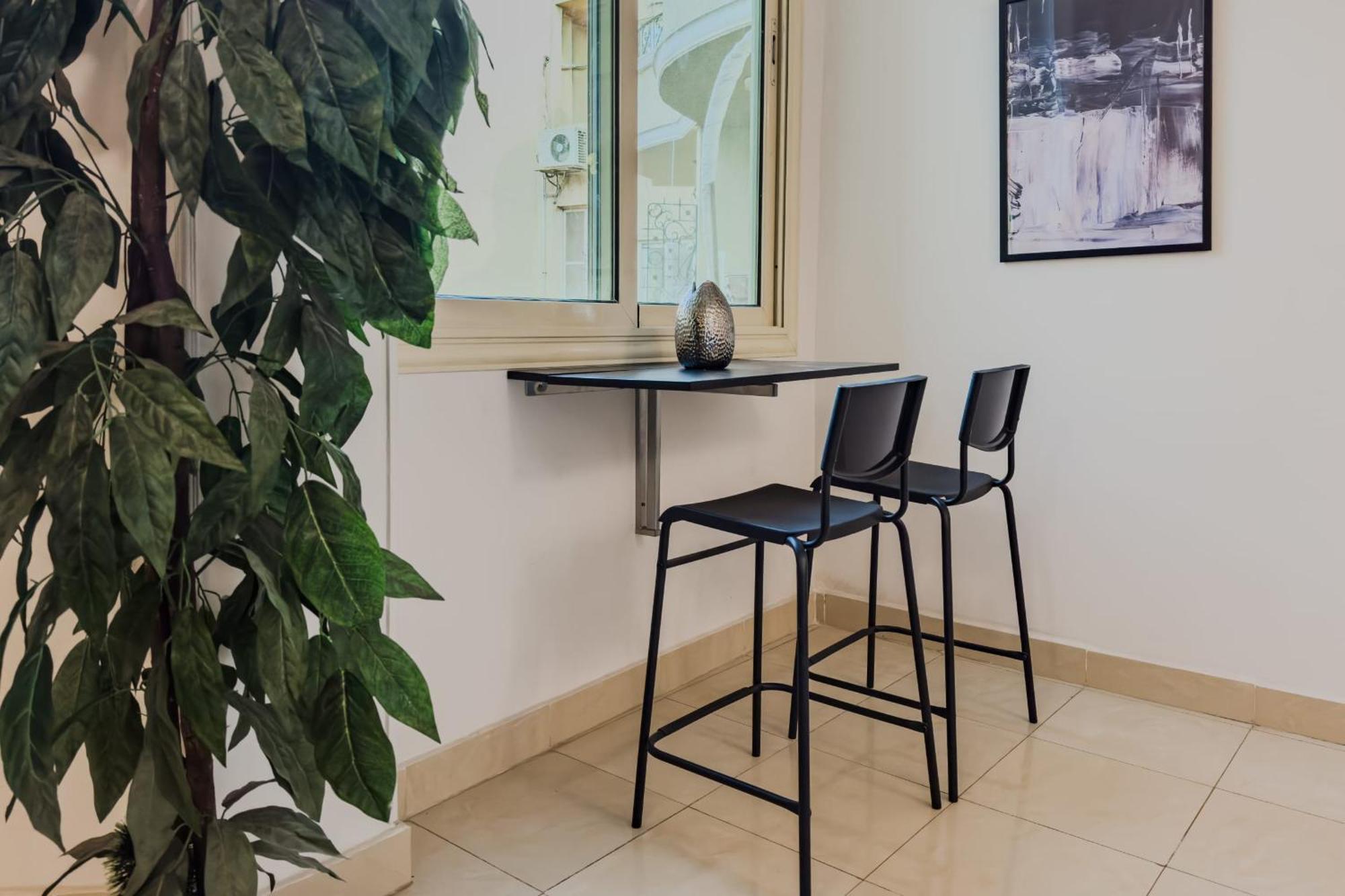 Distinct & Decent 2 Bdr Apt Steps From Nightlife And Airport Cairo Exterior photo